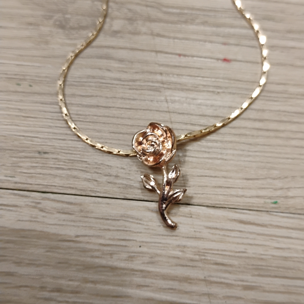 Elegant Gold Rose Pendant Necklace
